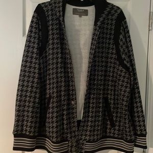 Houndstooth print button up hooded jacket. Only worn 2-3 times! Great condition!